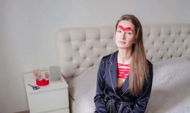 Стереть 10 лет с лица: как убрать морщины с помощью клейкой ленты