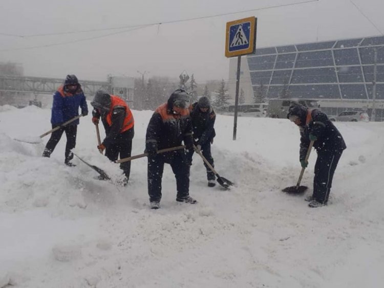 В Усть-Каменогорске из-за снегопада на линию вышли не все автобусы