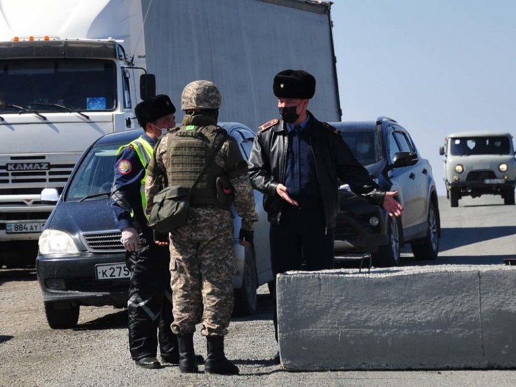 Военнослужащие несут дежурство на блокпостах Семея и Усть-Каменогорска