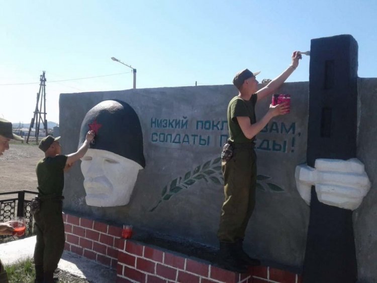 Военнослужащие благоустраивают мемориальные захоронения