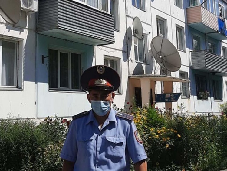Полицейский спас от прыжка с многоэтажного дома 38-летнего мужчину