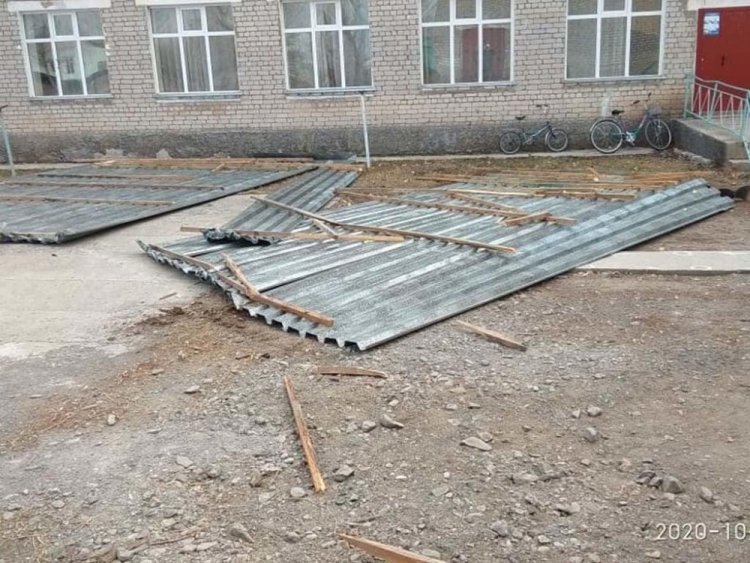 Ветром сорвало кровлю одной из школ в ВКО