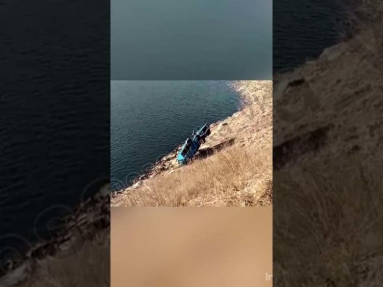 Водитель легковушки выжил после падения в Иртыш с обрыва