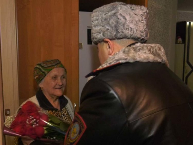 Главный полицейский ВКО посетил семью погибшего сотрудника в Риддере